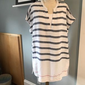 Athleta Tunic White with Navy.  Very nice and like new!